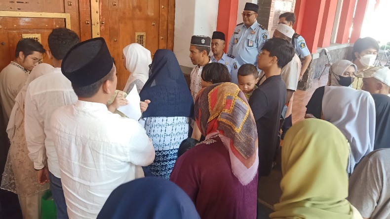 Napi Kasus Korupsi di Lapas Sukamiskin Salat Idul Fitri dan Terima Kunjungan Keluarga