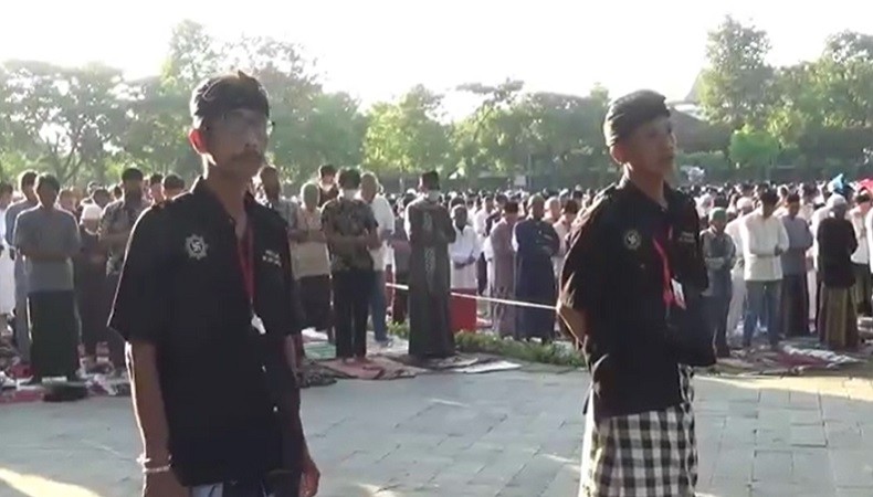 Siaga Sejak Subuh, Pecalang Jaga Salat Idul Fitri di Lapangan Lumintang