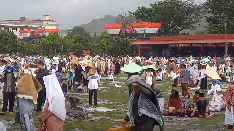 Hujan Deras saat Sholat Id di Jayapura, Jemaah Berhamburan dan Ada yang Bertahan