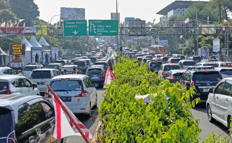 Jalur Puncak Bogor Padat saat Lebaran Kedua, Polisi Terapkan Oneway