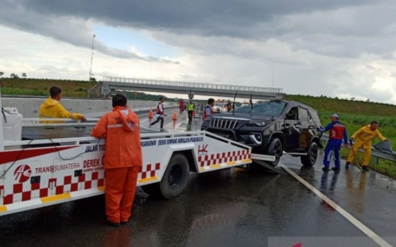Kurang Hati-hati, Fortuner Pemudik Tabrak Pembatas dan Terguling di Tol Indralaya-Prabumulih 