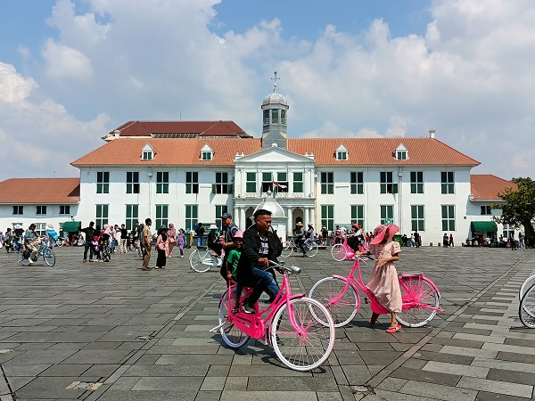Kota Tua Ramai Dikunjungi Warga di H+2 Lebaran, Ada yang Sewa Sepeda hingga Kunjungi Museum