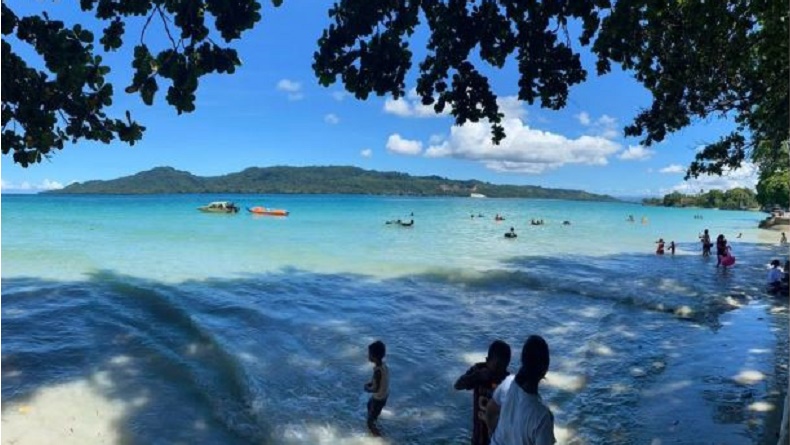 Pesona Pantai Natsepa Maluku Tengah, Ramai Dikunjungi Warga saat Libur Lebaran