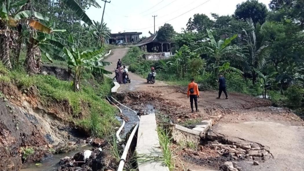 Pergerakan Tanah di Sukamakmur Bogor, Jalan Penghubung Rusak