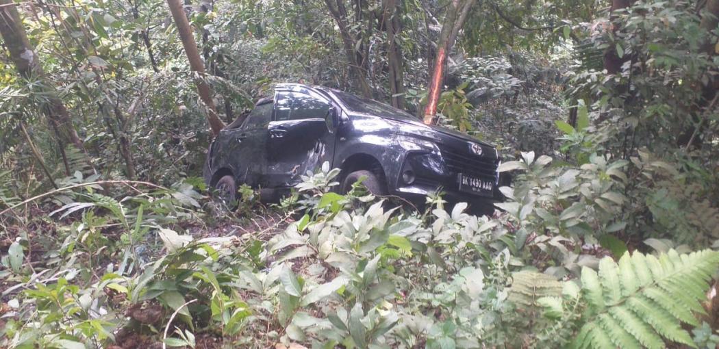 Toyota Avanza Masuk Jurang di Padang, 5 Penumpang Luka-Luka
