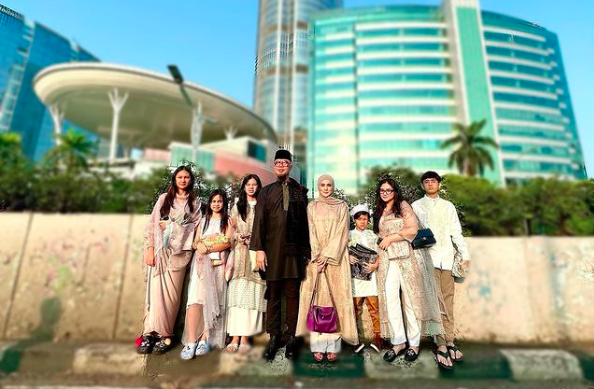 Mulan Jameela Pamer Foto Lebaran Malah Dikritik Netizen, Kenapa?