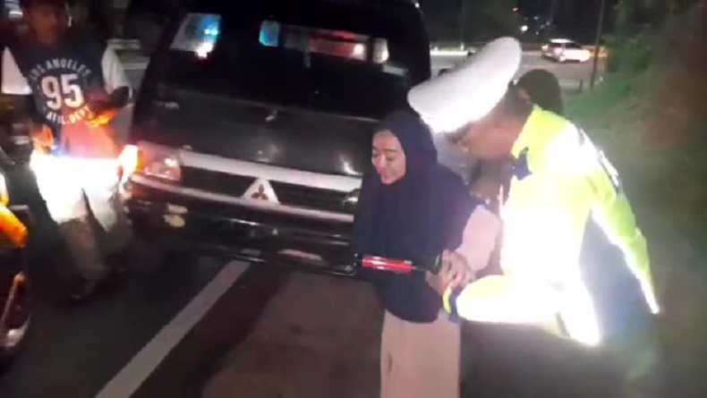 Aksi Heroik, Polisi Evakuasi Emak-Emak Kesakitan di Jalur Gentong Tasikmalaya