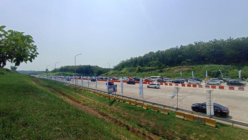 Jelang One Way, Begini Situasi Terkini Arus Lalu Lintas di Gerbang Tol Kalikangkung