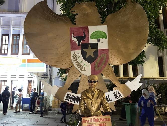 Curhat Manekin Kota Tua yang Pendapatannya Turun saat Momen Libur Lebaran 2023