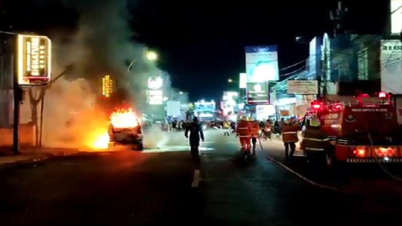 Minibus Terbakar Hebat di Kedawung Cirebon, 7 Penumpang Selamat