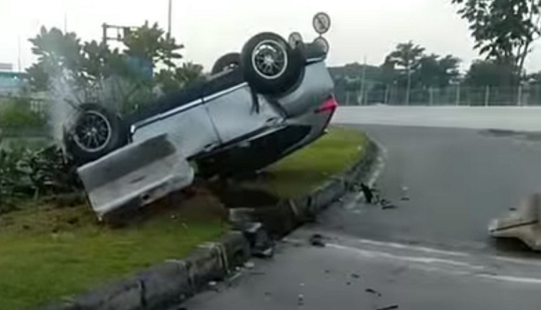 Honda CRV Terguling di Dekat Tol Kukusan Beji Depok, Sopir dan 2 Penumpang Luka-Luka