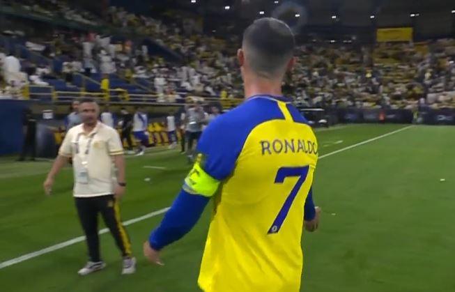 Nekat! Fans Ini Pakai Jersey Ronaldo Selebrasi Siuuu Depan Ribuan Fans Messi