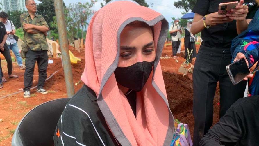 Jenazah Iqbal Pakula Dimakamkan di TPU Menteng Pulo, Sang Istri: Dia Pria Lembut dan Humoris