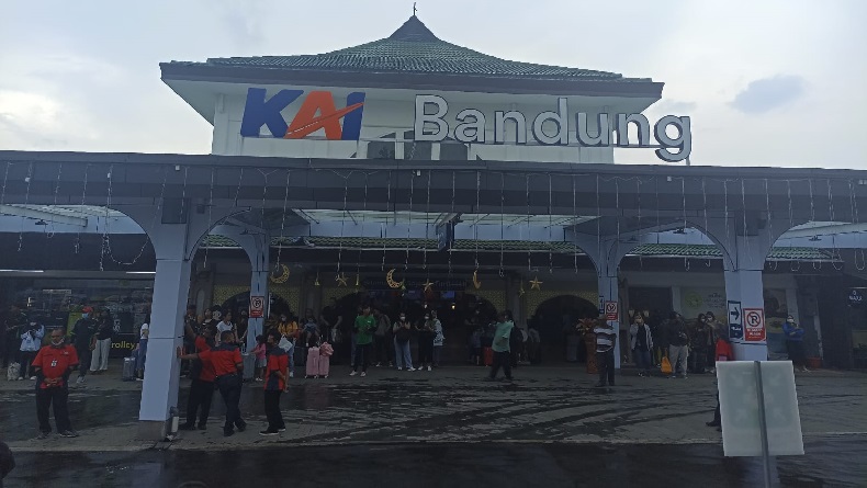 Dampak KA Brantas Tabrak Truk di Semarang, Ratusan Penumpang di Stasiun Bandung Terlambat 2,5 Jam