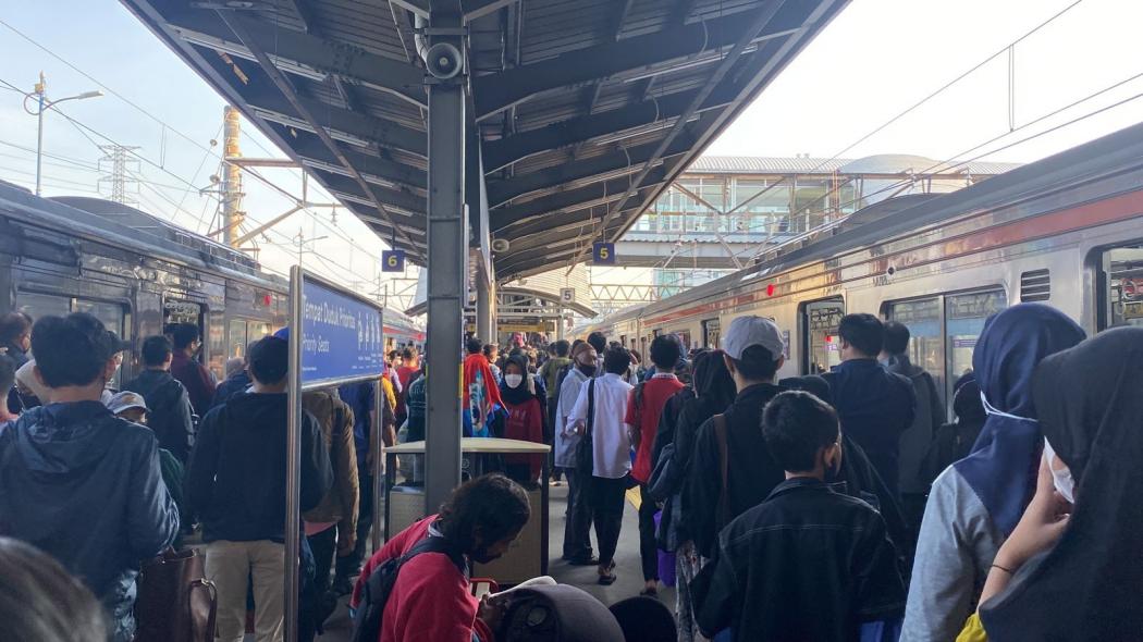 KRL Tanah Abang Gangguan akibat Perbaikan Sinyal, Beberapa Rute Perjalanan Dibatalkan