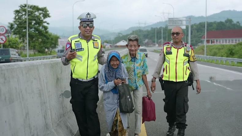 Pilu Kakek Ojo dan Nenek Halimah Susuri Tol Cisumdawu Sumedang demi Bertemu Cucu