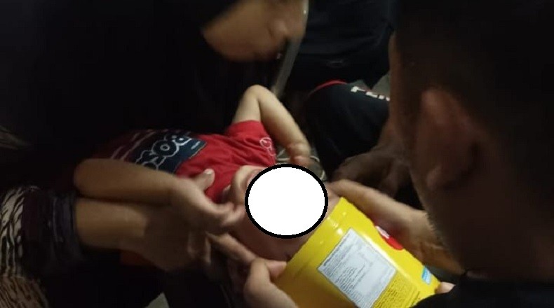 Bocah Iseng Nangis Kepalanya Tersangkut Kaleng Biskuit, Damkar Turun Tangan