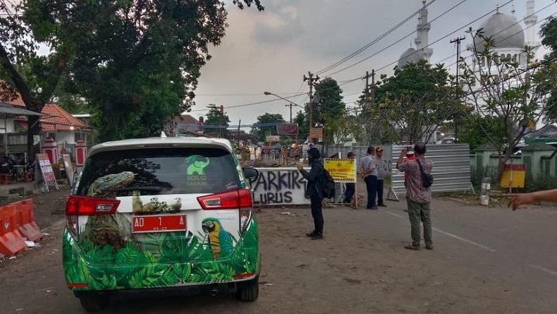 Gibran Aksi Parkir Mobil Dinas di Proyek Viaduk Gilingan Solo, Ada Apa? 