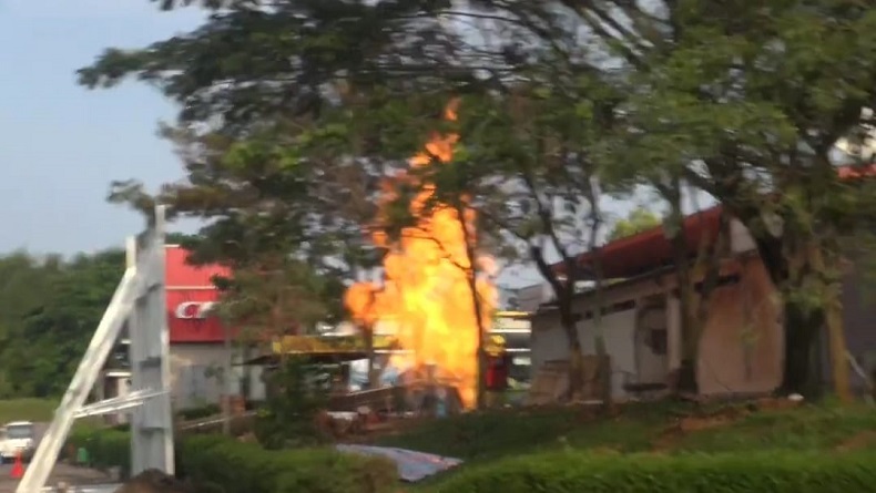 Pedagang Rugi Jutaan Rupiah akibat Semburan Api di Rest Area Km 86 B Tol Cipali Subang