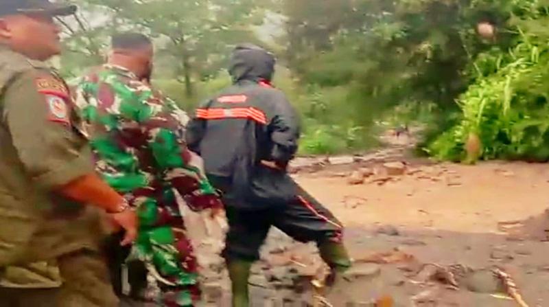 Banjir Bandang dan Longsor Terjang Talegong Garut, Jembatan  Cikiamis-Ranca Putus 