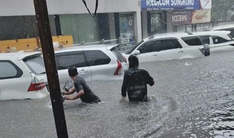 Jalan Utama di Kota Surabaya Terendam Banjir, Lalu Lintas Terganggu 