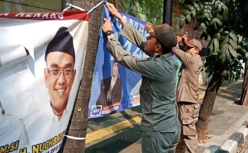 Satpol PP Tertibkan Ratusan Bendera hingga Spanduk Parpol di Kawasan Jakpus