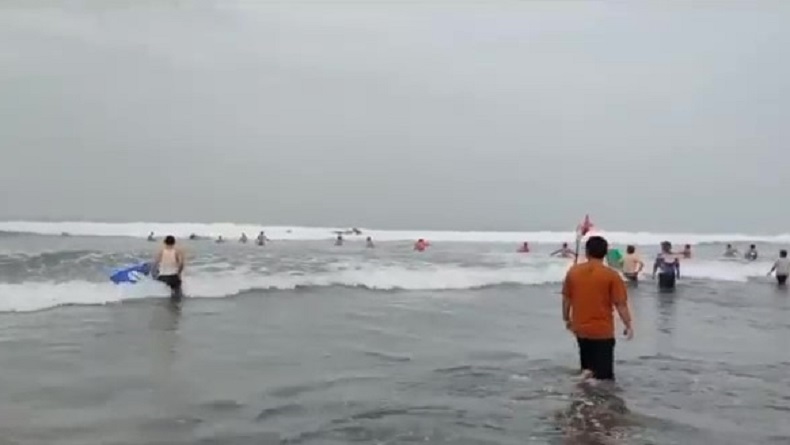 Perahu Wisatawan Karam Dihantam Ombak Pantai Pangandaran, 1 Orang Meninggal
