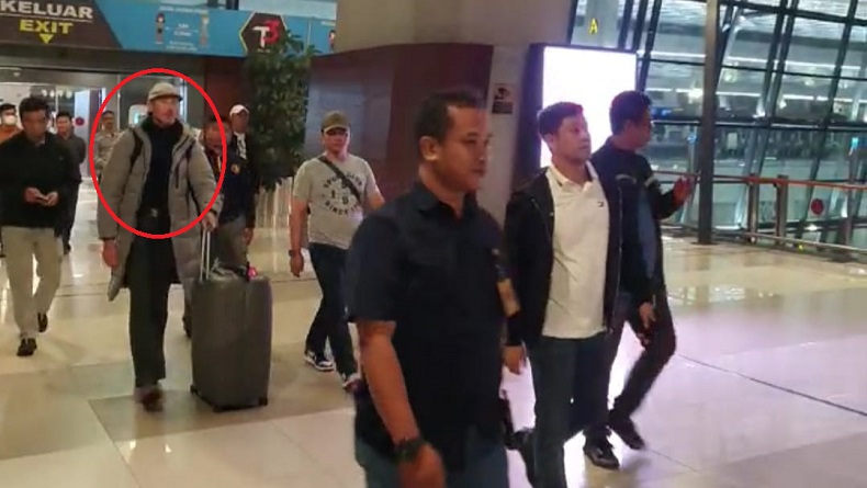 Penampakan Bule yang Ludahi Imam Masjid Al-Muhajir Buahbatu saat Ditangkap di Bandara Soetta