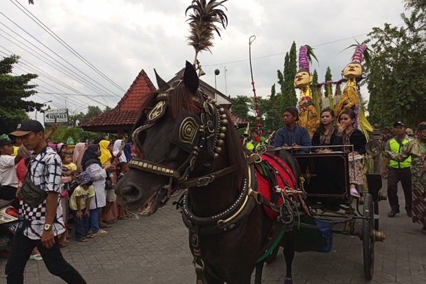 Kirab Pengantin Tebu di PG Madukismo Disambut Antusias Ribuan Warga