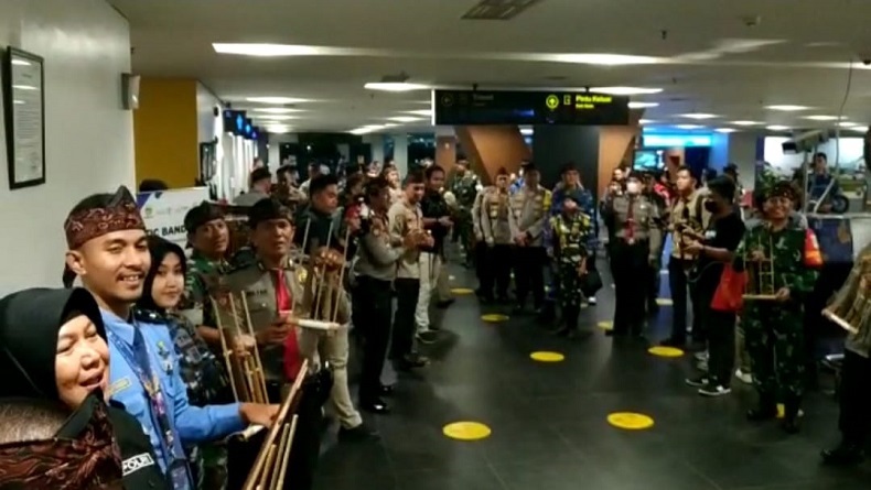 Penumpang Terakhir Arus Balik di Bandara Husein Bandung Disambut Musik Angklung TNI-Polri