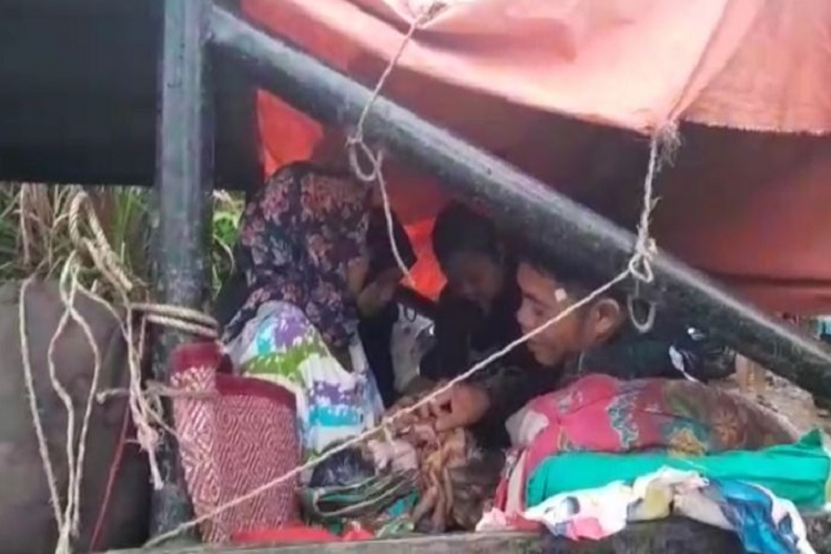 Viral, Ibu Muda di Merangin Terpaksa Melahirkan di Mobil karena Jalan Rusak Parah