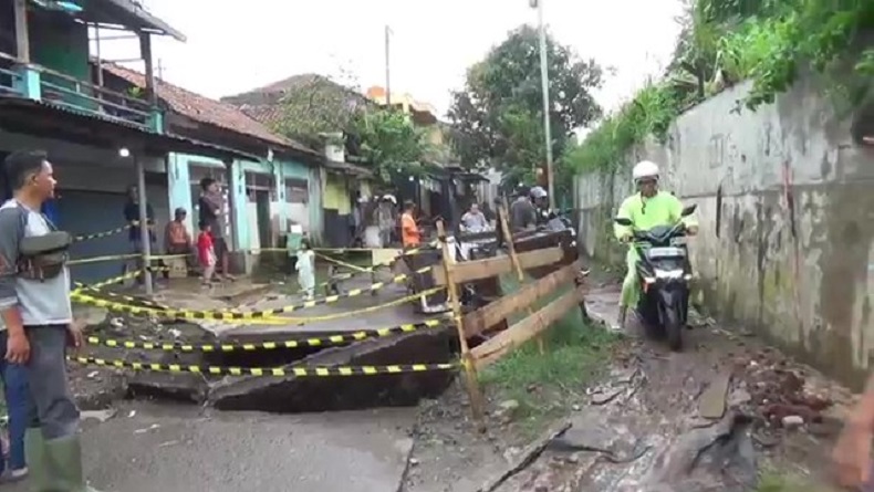 Terkikis Air, Jalan Penghubung Dayeuh Kolot-Baleendah Bandung Ambles 