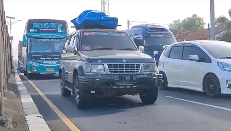 Imbas One Way, Jalur Pantura Cirebon Padat Merayap hingga 5 Kilometer