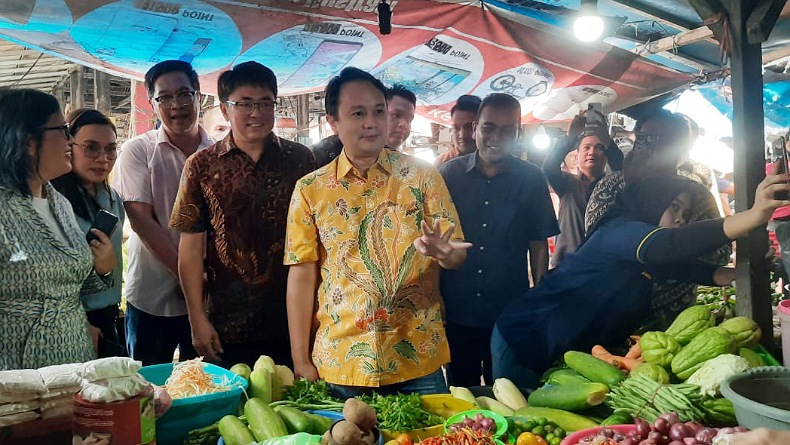 Wamendag Jerry Sambuaga Pantau Harga Bahan Pokok di Pasar Bahu Manado 
