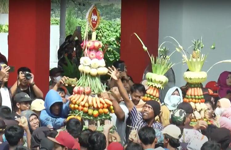 Melihat Tradisi Syawalan di Bukit Sidoguro Klaten, Rebutkan 27 Gunungan Berisi 1.000 Ketupat