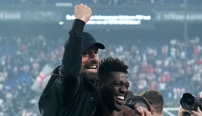 Ruud van Nistelrooy Sukses Rebut 2 Gelar di Musim Perdana Sebagai Pelatih Kepala