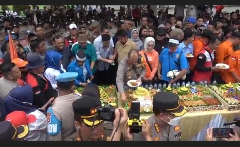 Massa Buruh di Palembang Disambut Pemotongan Tumpeng, Aksi Berakhir Tertib 