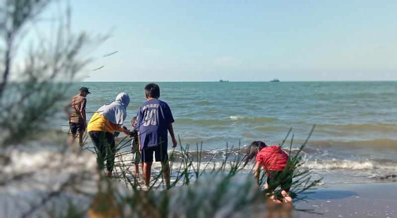 Hari Terakhir Libur Lebaran, Pantai Sigandu Batang Dipadati Ratusan Wisatawan