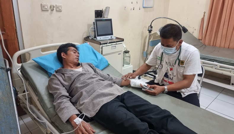 Petani di Bogor Digigit Ular Hijau Ekor Merah saat Babat Rumput