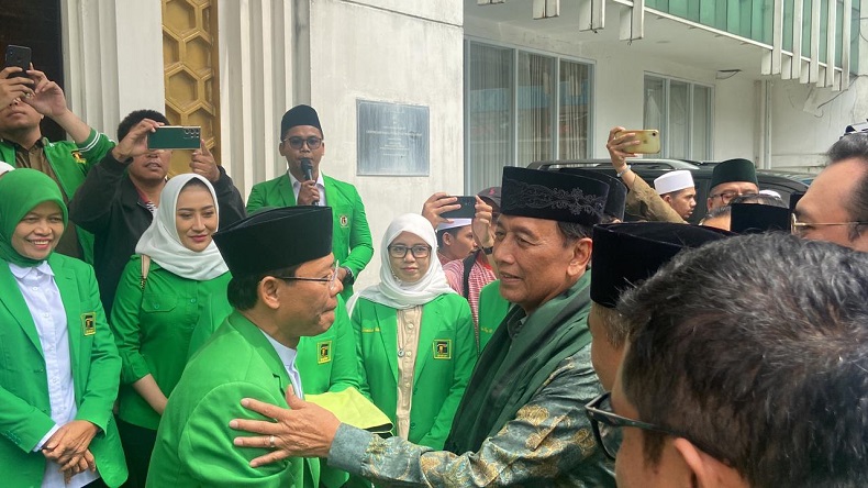 Wiranto Tiba di Kantor PPP, Dikalungkan Sorban Hijau oleh Mardiono