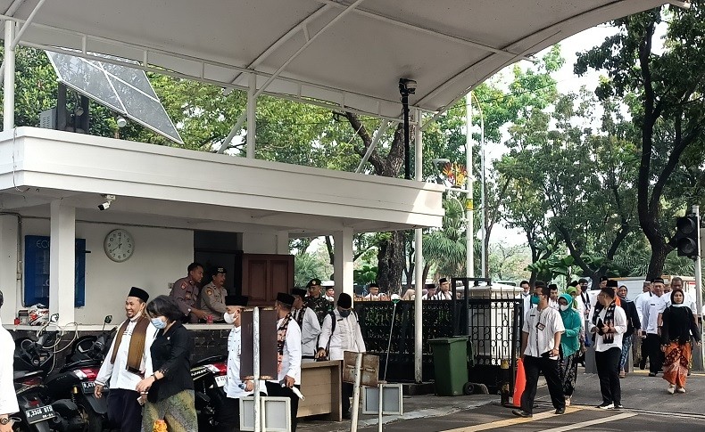 Peringatan Hardiknas, ASN DKI Jakarta hingga Siswa di Depok Pakai Baju Adat