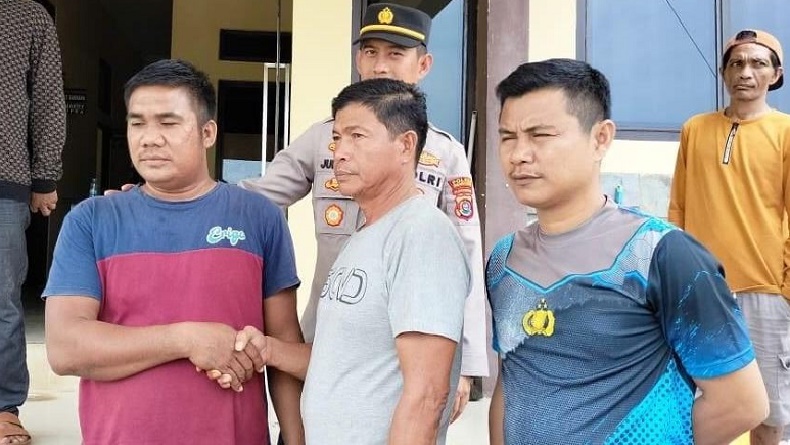 Viral Aksi 2 Pria Duel Pakai Badik di Kolaka Utara, Nyaris Saling Bunuh