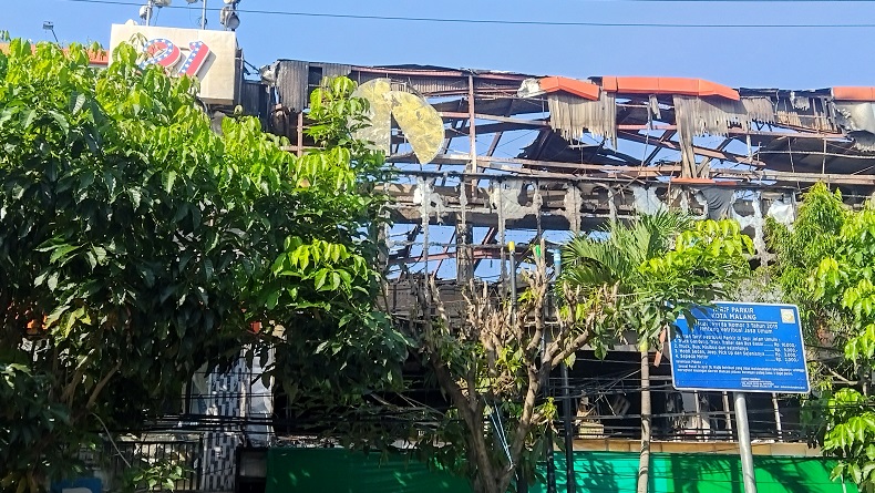 Kebakaran Malang Plaza, 9 Jam Petugas Damkar Berjibaku Jinakkan Api