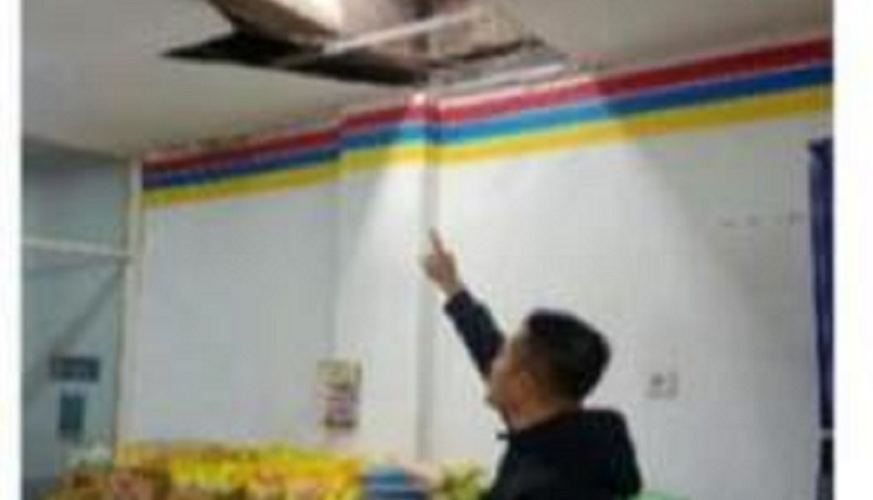 Maling Jebol Plafon Minimarket di Bogor, Curi Rokok hingga Cokelat