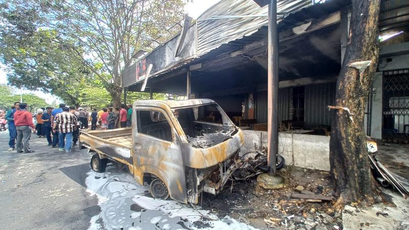  Mobil Pikap Angkut Jeriken BBM Terbakar Tabrak 2 Motor hingga Hangus