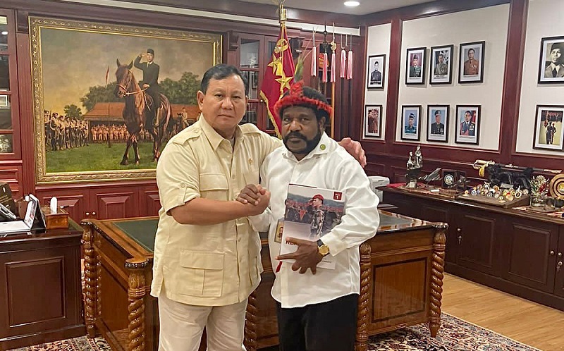 Momen Menhan Prabowo Subianto Peluk Lenis Kogoya