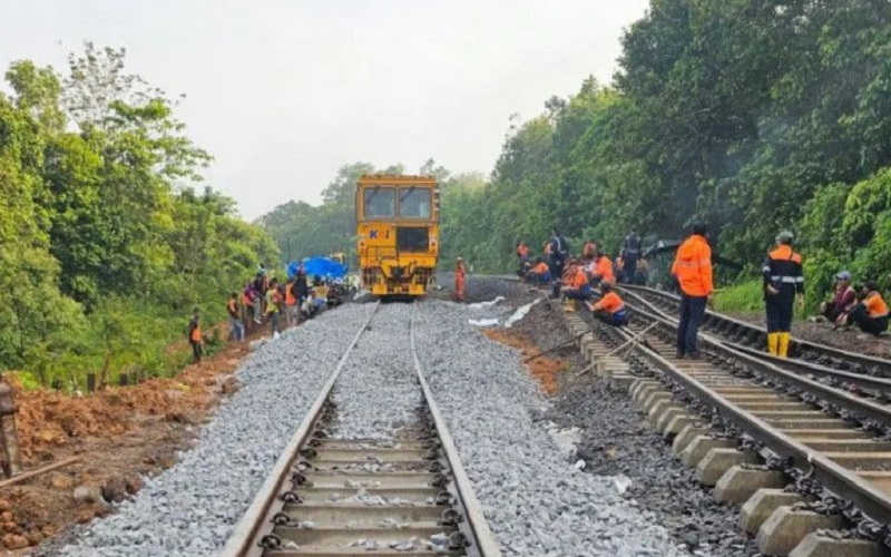 Perbaikan Rel Ambles di Jalur Sumsel - Lampung Terhambat Hujan Lebat