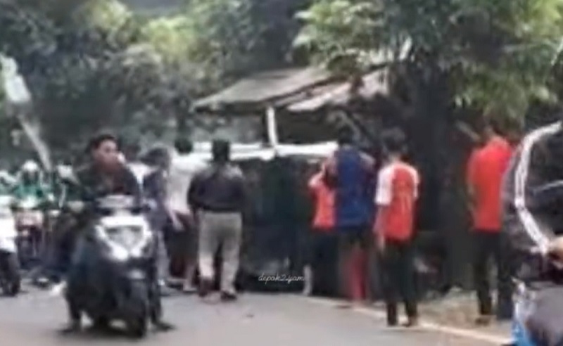 Kecelakaan Hari Ini, Mobil Daihatsu Terios Hitam Terbalik di Jalan KSU Sukmajaya Depok