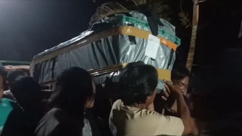 Isak Tangis Sambut Kedatangan Jenazah Asri Obet Korban Pembunuhan KKB di Yahukimo