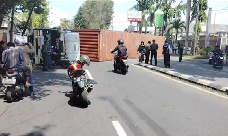 Kecelakaan di Lumajang, Truk Kontainer Terguling gegara Hindari Tabrak Motor 